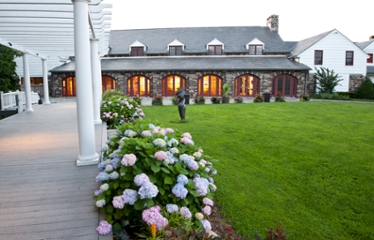 campus image outside Oakland Building Loggia