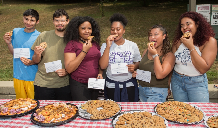 Harry Lum Day Fall 2016 students eating cookies