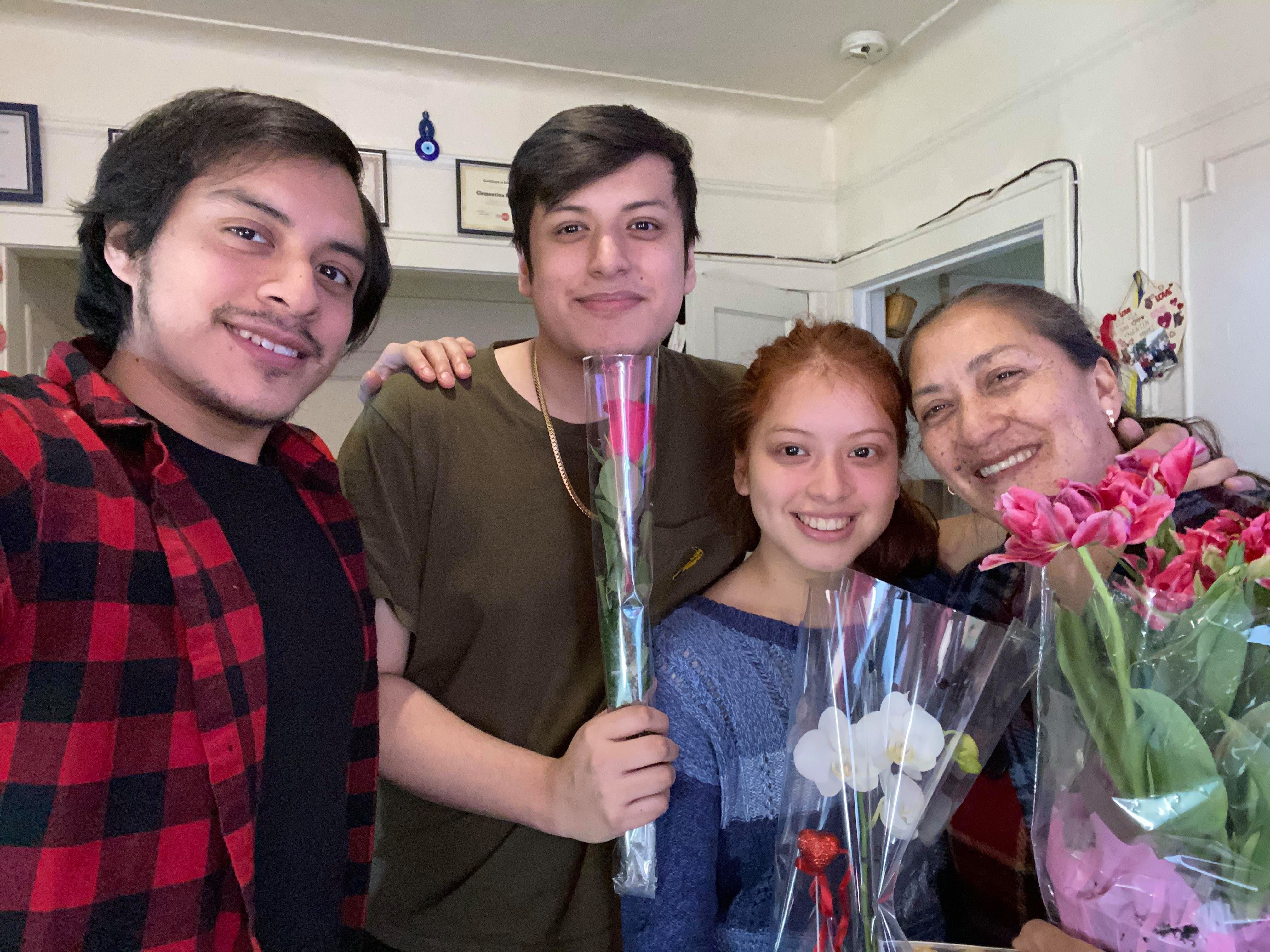 Clementina, with her brothers Gustavo (next to her, who had Covid-19) and Robinson, and mother, Maria Tene.